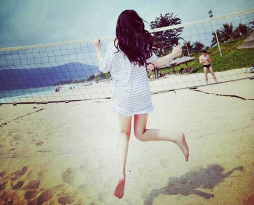 曾多次试管婴儿,终受孕,今在非议下晒童年旧照保护女儿