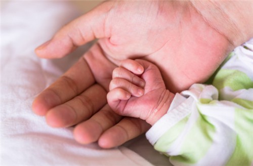 中马吉孕：胚胎着床需要几天时间呢？爱之晶试管